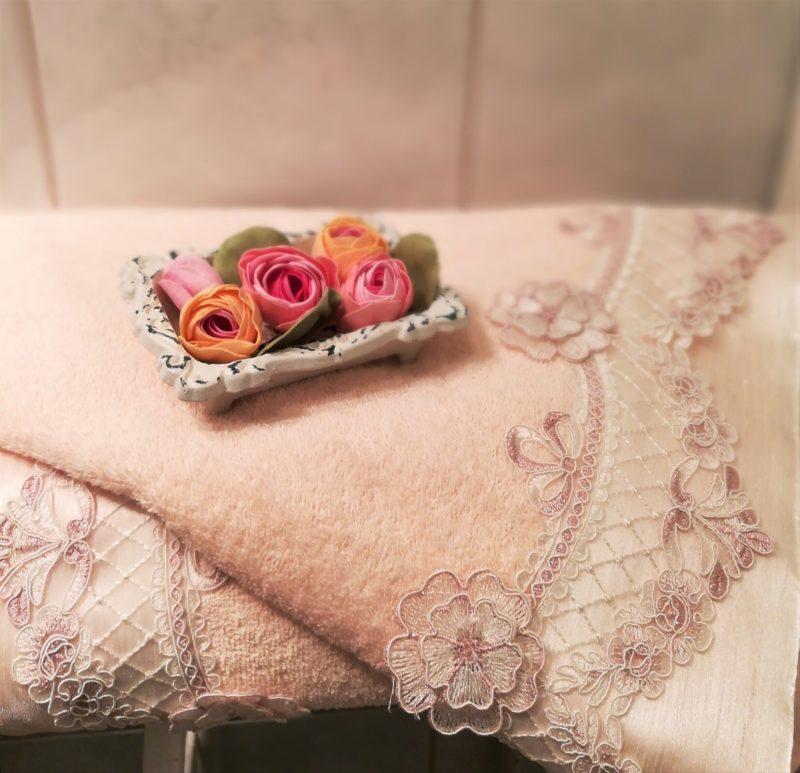 Pitsillinen käsipyyhe Mariella on herkällä kukka pitsillä koristettu pehmeä pyyheliina. 100 % korkea laatuinen puuvillafrotee.