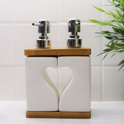 Nestesaippua pumppupullot on kätevä kylpyhuoneessa jos haluat käyttää toisen pumppuosan vaikka kosteusvoiteelle. Ylä- ja alaosa bambu