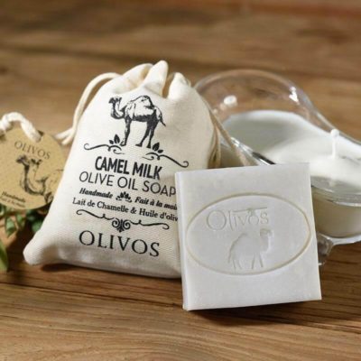 Kamelinmaitoa sisältävä oliiviöljysaippua on käsintehty. Omassa tyylikkäässä kangaspussissa. Vuosisatojen perinteen mukaan valmistettu